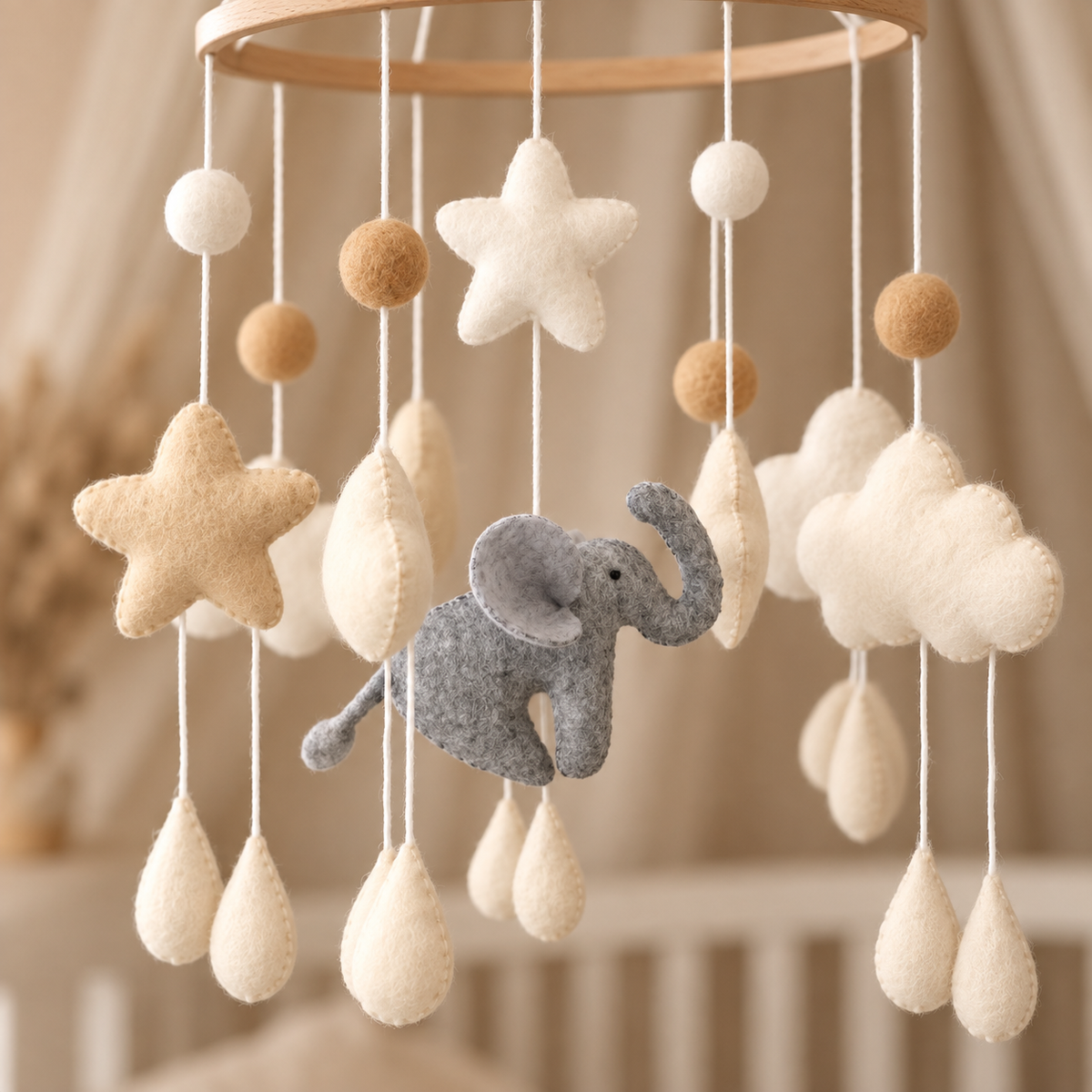 Vue complète du mobile Éléphant & Étoiles avec nuages, pompons et étoiles en feutre