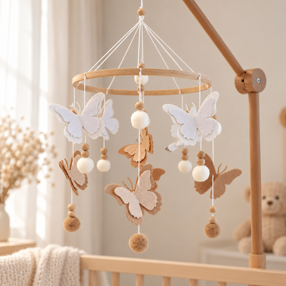 Détail du mobile bébé artisanal Papillons avec papillons en feutre, perles en bois et pompons