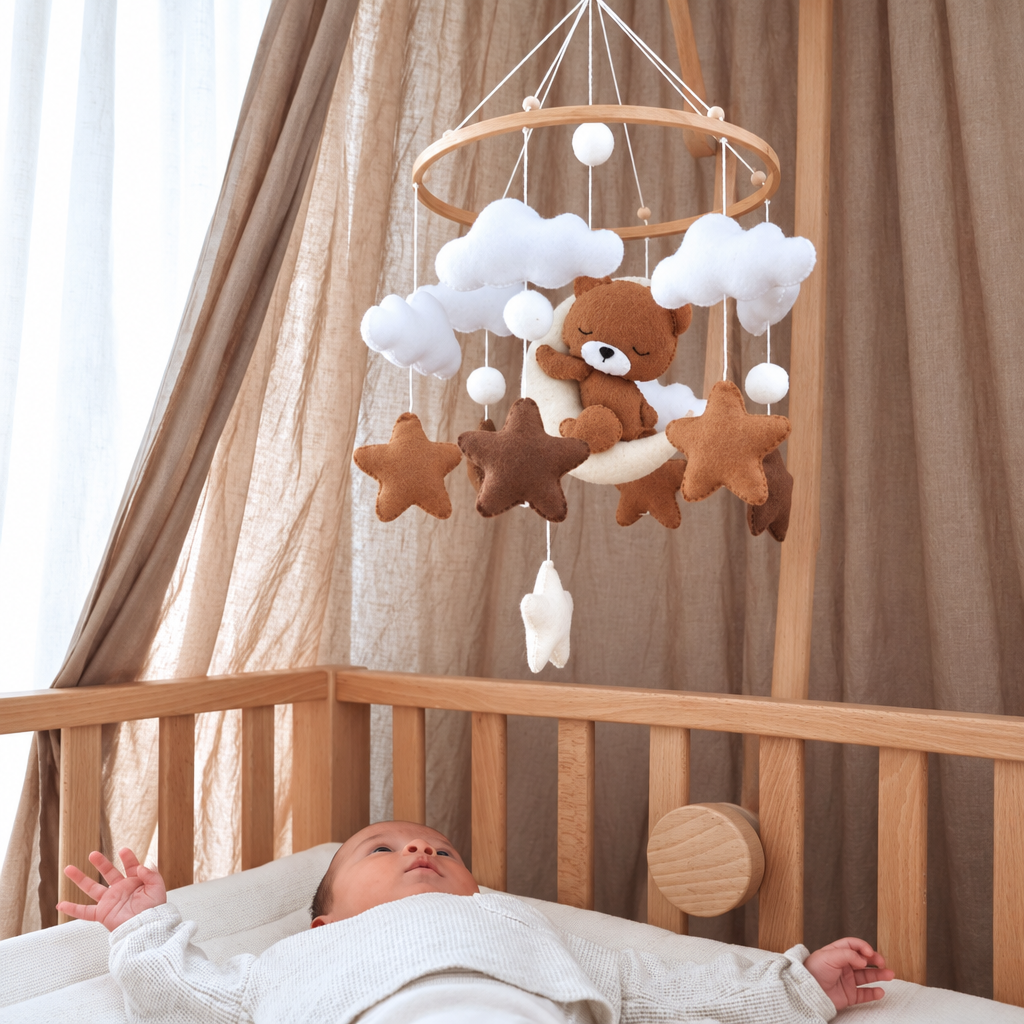 Vue rapprochée du mobile bébé Ourson endormi avec nuages blancs et étoiles brunes