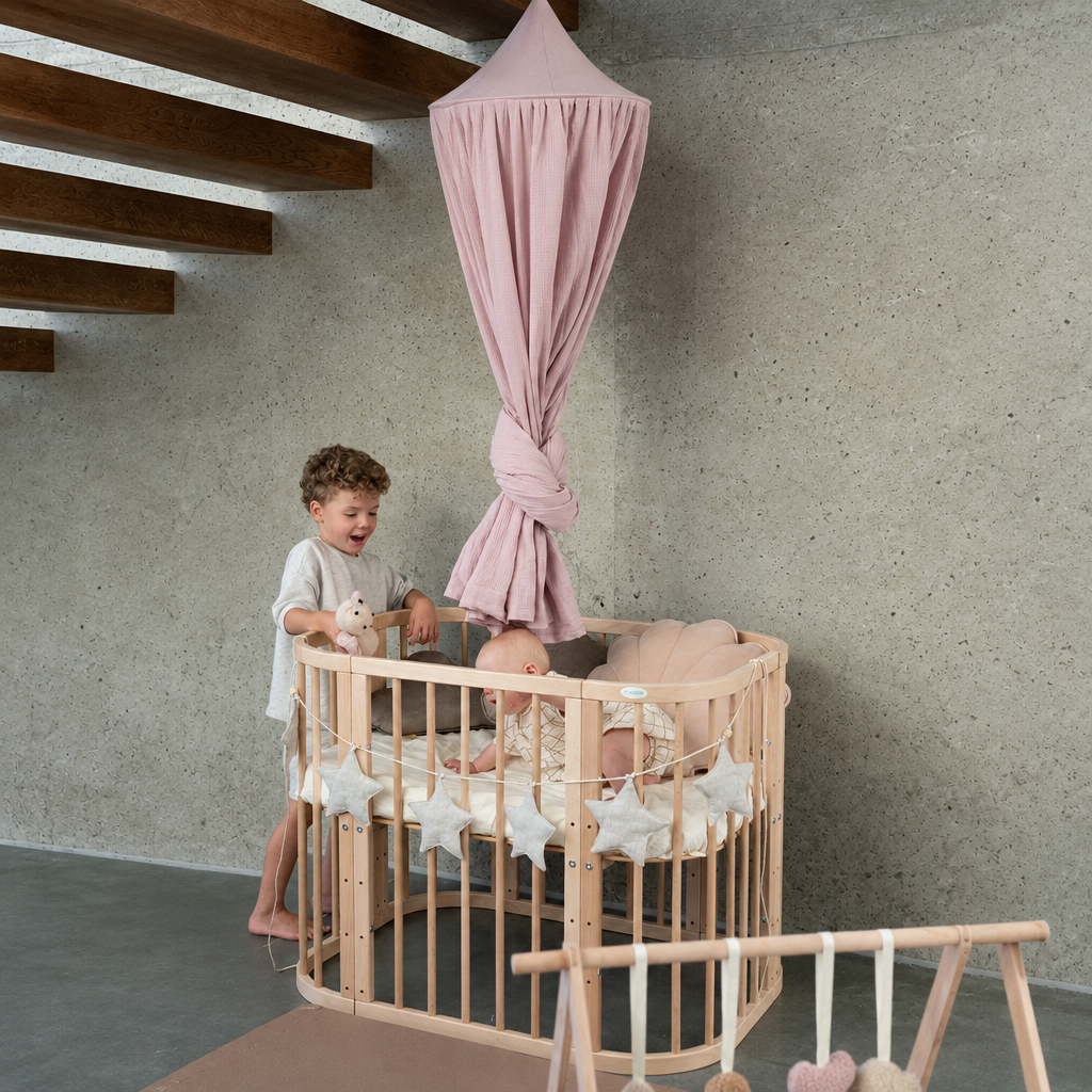 Enfants dans une chambre douce avec ciel de lit rose tendre