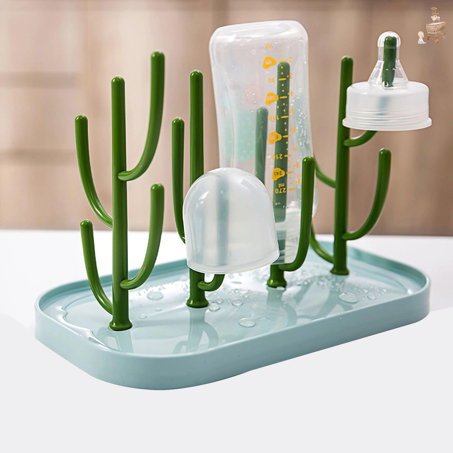 Égouttoir biberon vert sur plateau, accessoires bébé en train de sécher