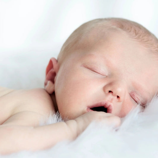 Pourquoi bébé se réveille la nuit ? Les causes les plus fréquentes 🌙😮💨
