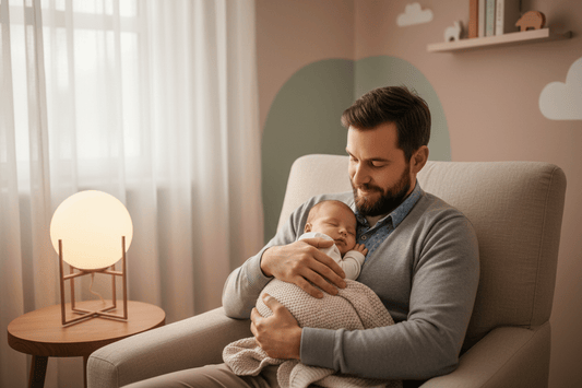 👨‍🍼🌙 Le rôle du papa dans le sommeil : pourquoi certains bébés s’endorment mieux avec lui ?
