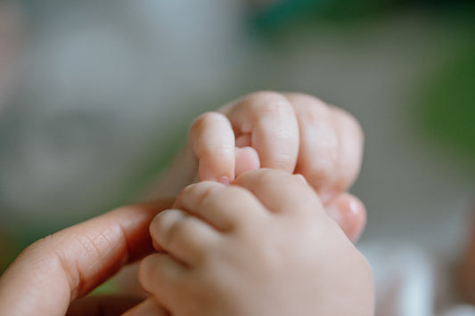 🍼 Les pleurs du soir : comprendre bébé grâce aux signaux émotionnels