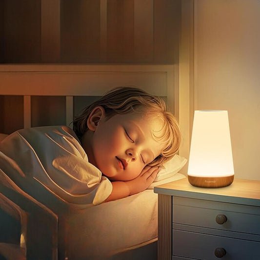 Enfant dormant paisiblement dans un lit près d'une veilleuse bébé sur table de nuit, ambiance douce