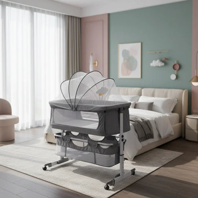 Berceau cododo luxe gris avec moustiquaire dans une chambre moderne lumineuse