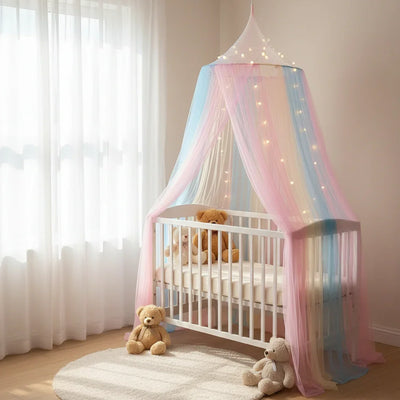 Ciel de lit pastel au-dessus d’un berceau blanc avec guirlande lumineuse et peluches