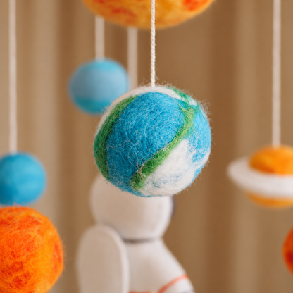 Vue arrière de l’astronaute du mobile bébé artisanal