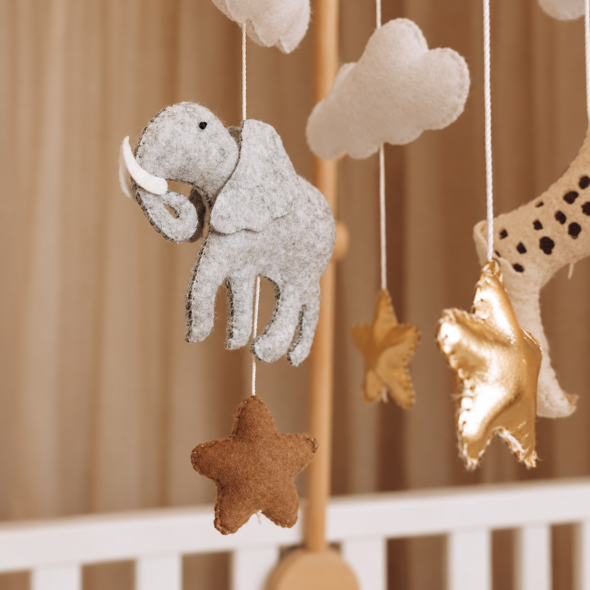 Détail des animaux en feutre du mobile bébé Safari artisanal