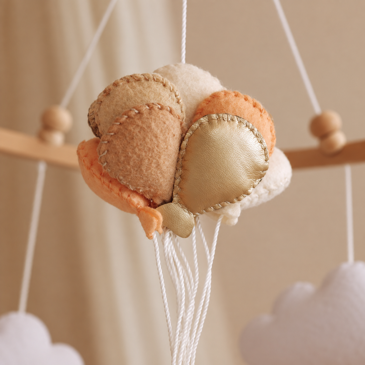 Vue complète du mobile bébé Lapin avec anneau en bois, nuages blancs et étoiles dorées