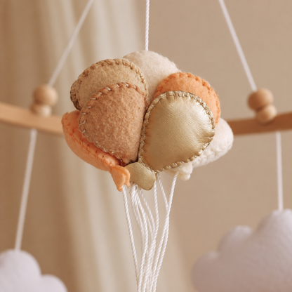 Vue complète du mobile bébé Lapin avec anneau en bois, nuages blancs et étoiles dorées