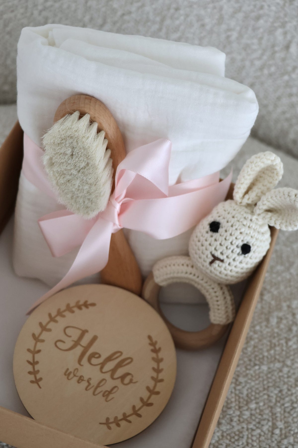 Coffret bébé Lapin : autre vue du cadeau et de ses petits accessoires