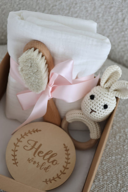 Coffret bébé Lapin : autre vue du cadeau et de ses petits accessoires