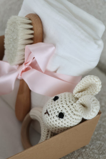 Coffret naissance Lapin artisanal : présentation avec hochet au crochet et accessoires bébé