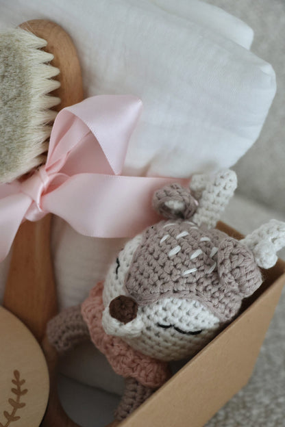 Coffret naissance Faon : photographie complémentaire des accessoires bébé