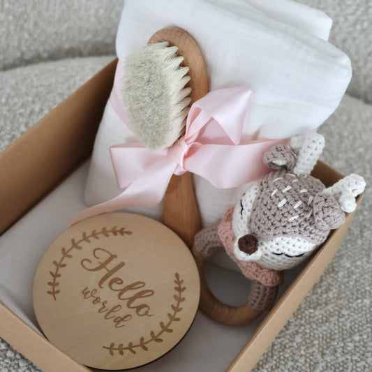 Coffret naissance Faon artisanal avec hochet au crochet et accessoires bébé