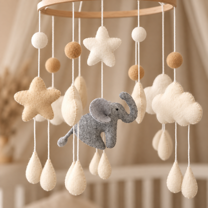Vue complète du mobile Éléphant & Étoiles avec nuages, pompons et étoiles en feutre
