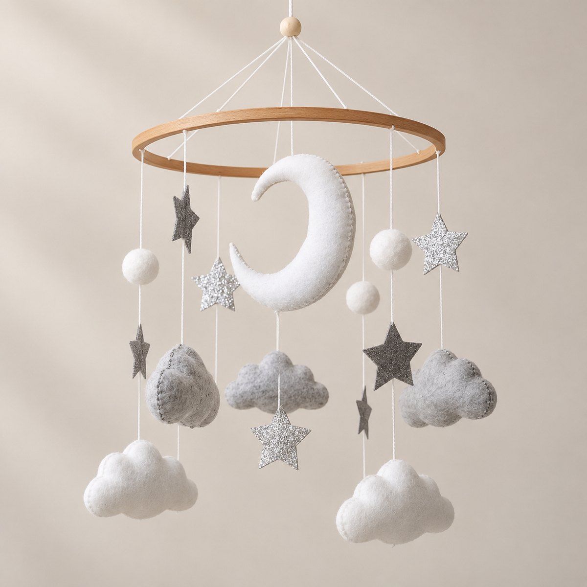 Détail des étoiles argentées et nuages du mobile bébé Lune & Étoiles
