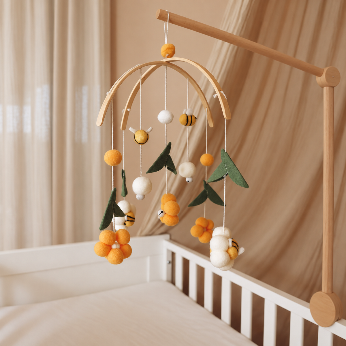 Détail d’une fleur blanche et jaune du mobile bébé artisanal Abeilles