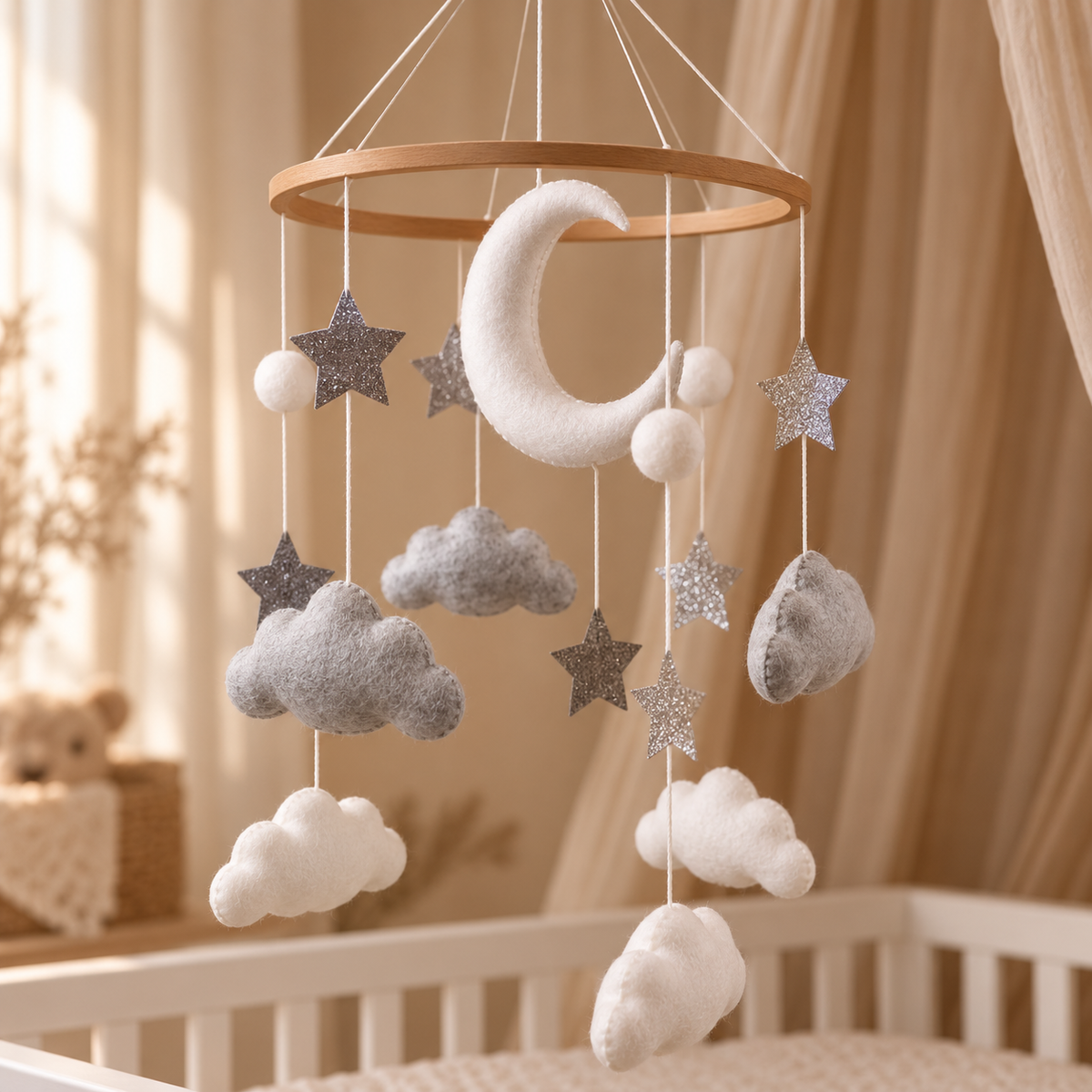 Mobile bébé Lune & Étoiles avec nuages gris et blancs dans une chambre chaleureuse