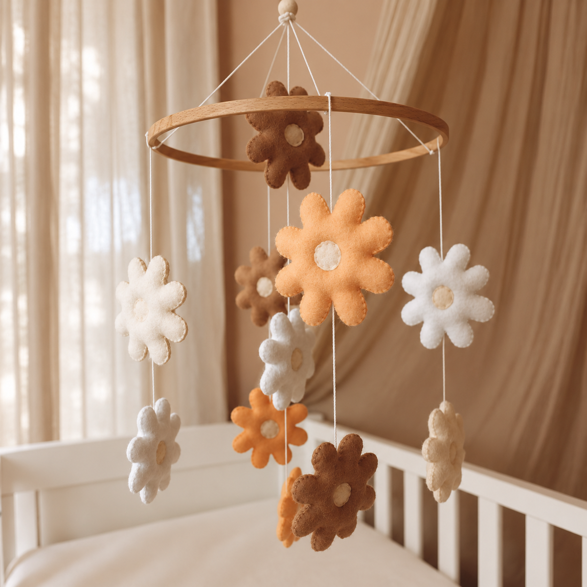 Mobile bébé Fleurs suspendu sur support en bois au-dessus d’un lit bébé