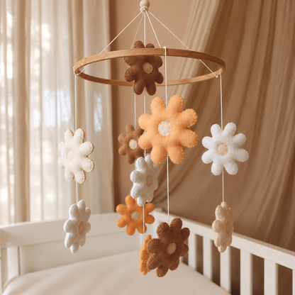 Mobile bébé Fleurs suspendu sur support en bois au-dessus d’un lit bébé