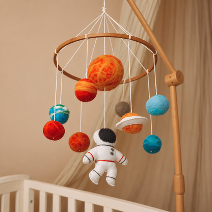 Vue d’ensemble du mobile bébé artisanal Astronaute et ses planètes