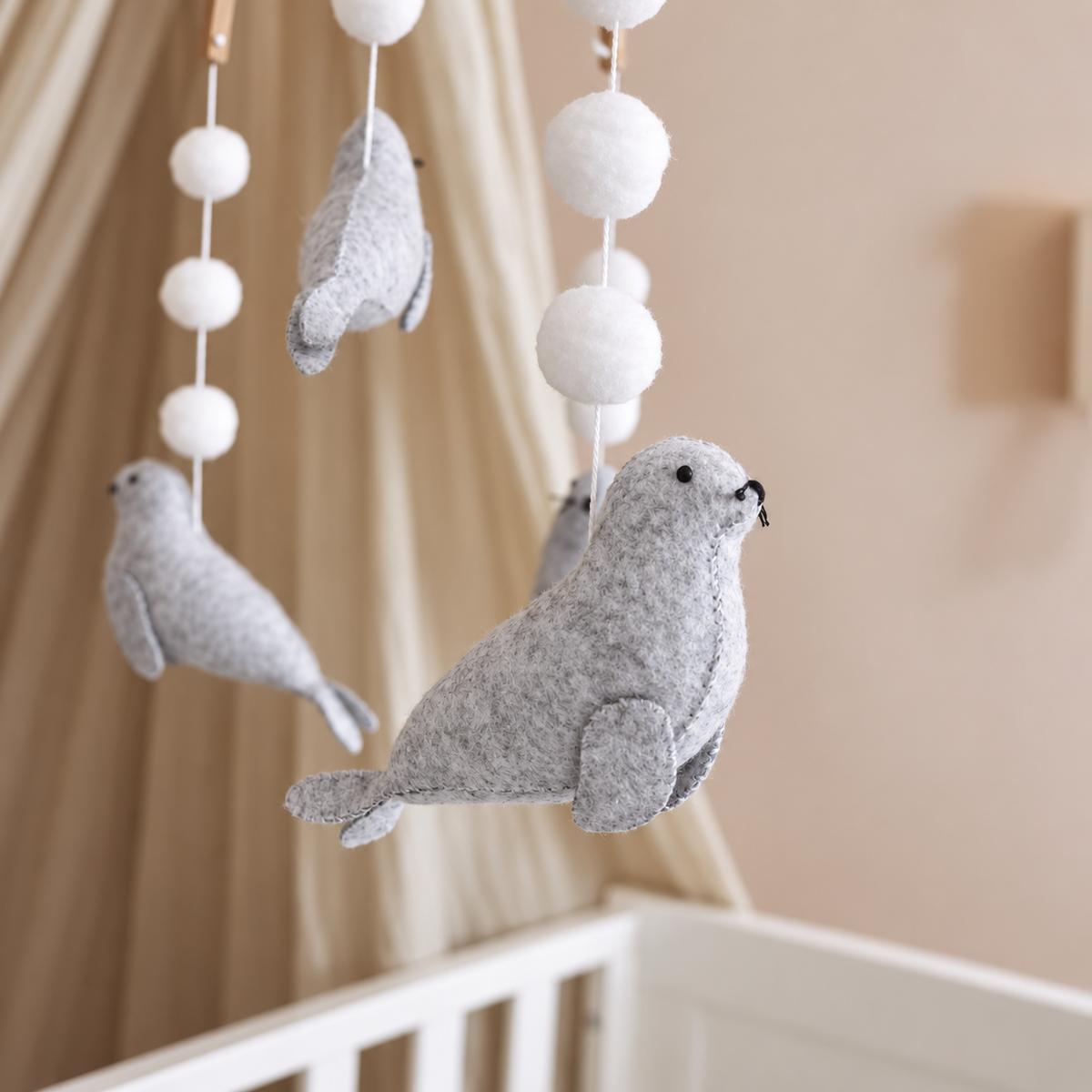 Gros plan sur un phoque gris en feutre du mobile bébé Phoques