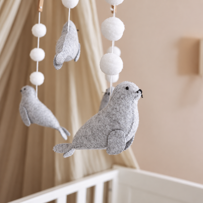 Gros plan sur un phoque gris en feutre du mobile bébé Phoques