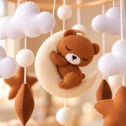 Vue complète du mobile bébé Ourson endormi avec anneau en bois naturel