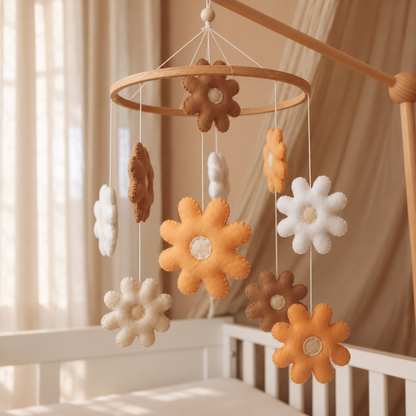 Gros plan sur une fleur brune cousue à la main du mobile bébé Fleurs