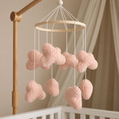 Mobile bébé artisanal Nuages bouclés roses avec nuages rose poudré et anneau en bois naturel