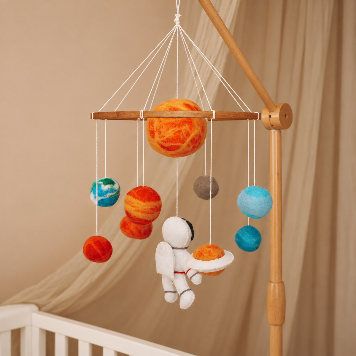 Astronaute en feutre du mobile bébé artisanal