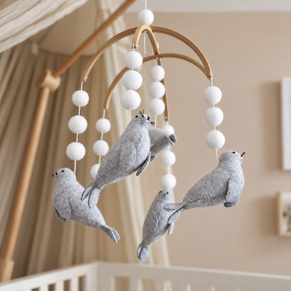 Mobile bébé artisanal Phoques avec petits phoques gris et pompons blancs en feutre