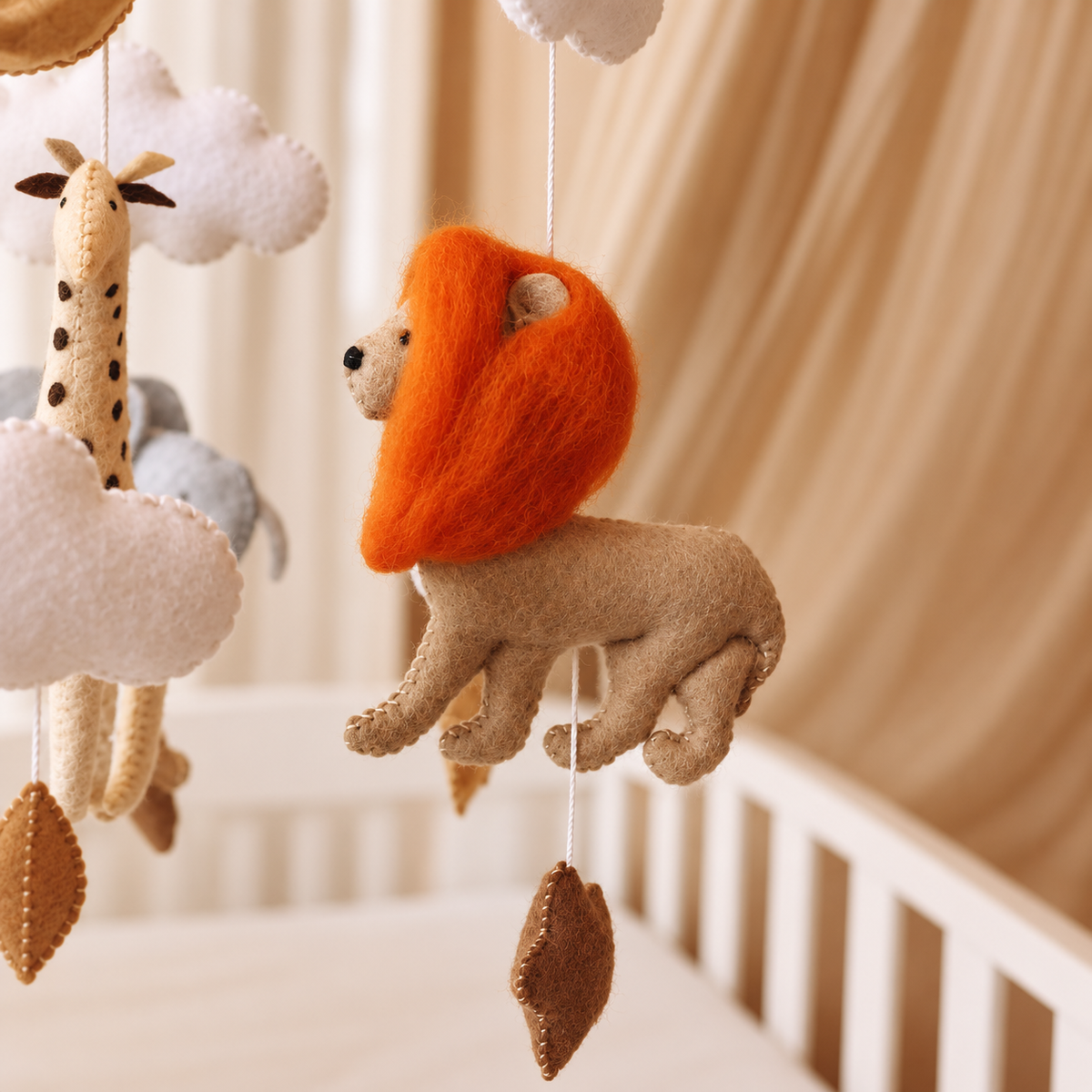 Mobile Safari bébé avec animaux de la savane et étoiles dorées