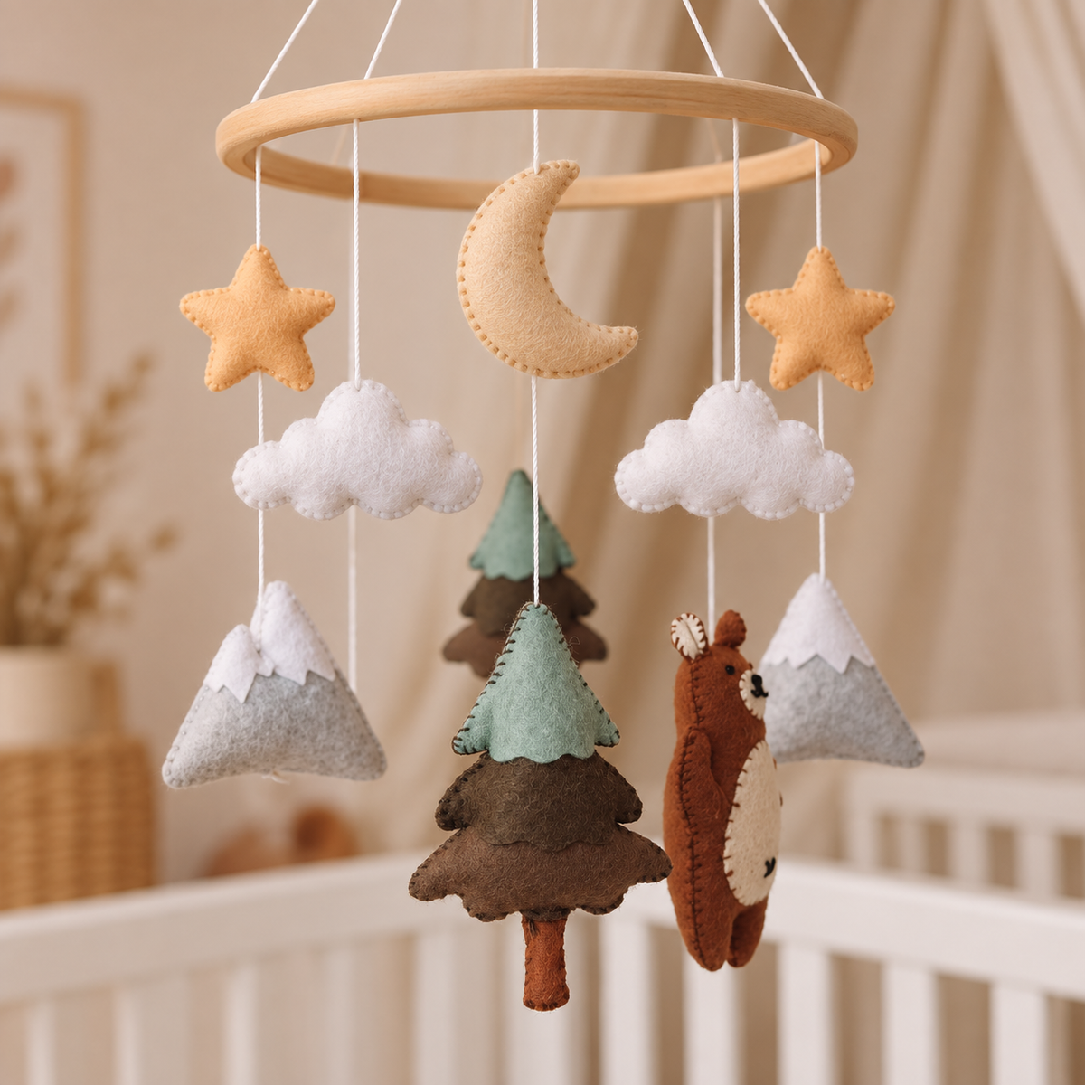 Vue complète du mobile bébé artisanal Ours brun avec lune, nuages, montagnes et sapins