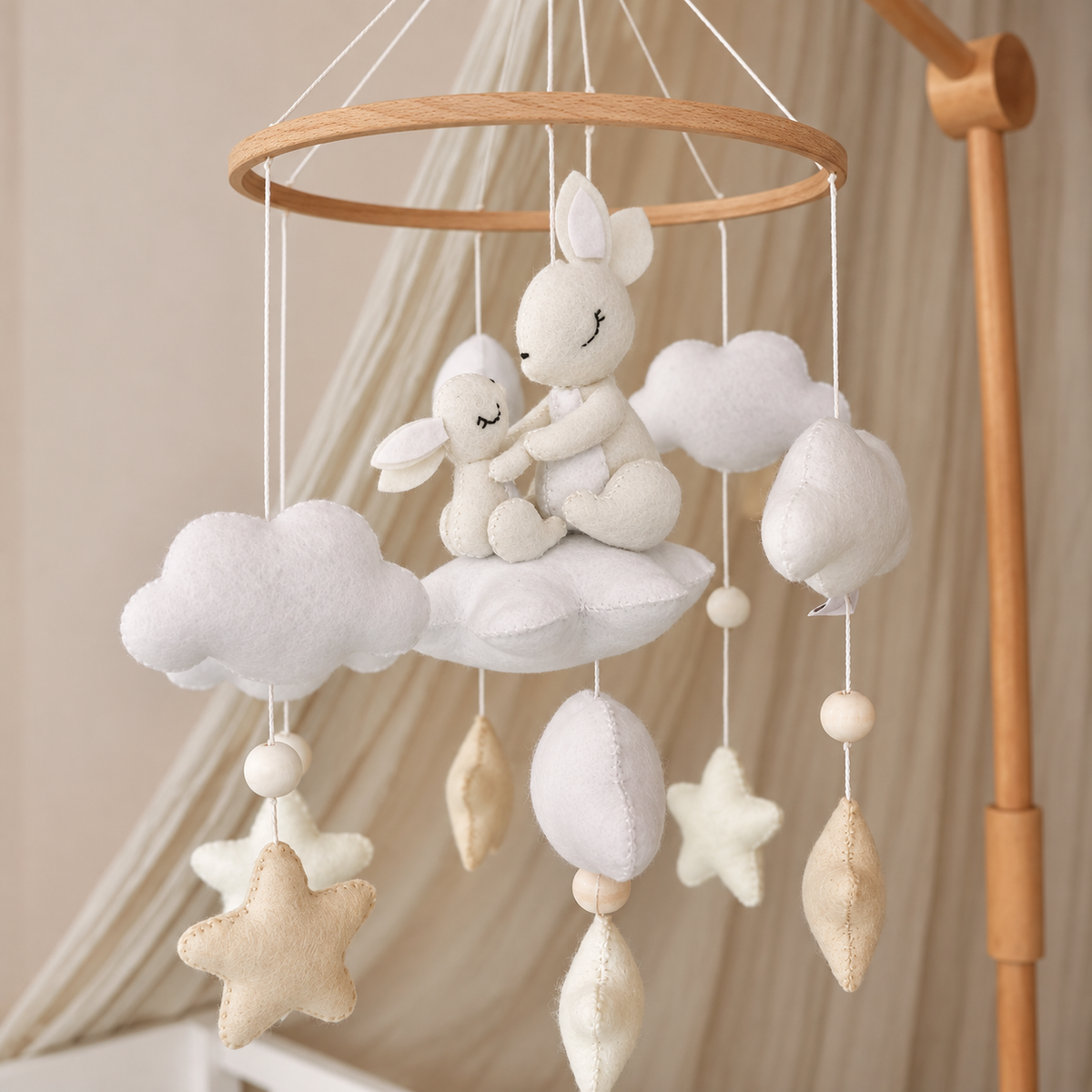 Vue complète du mobile bébé Maman Lapin & Bébé avec anneau en bois et étoiles crème