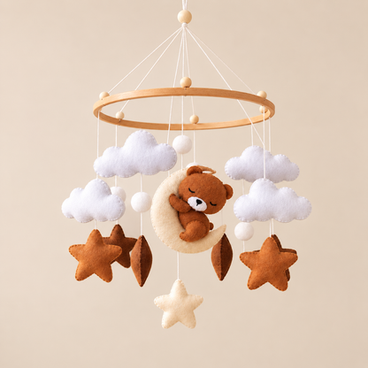 Bébé dans son lit sous le mobile artisanal Ourson endormi