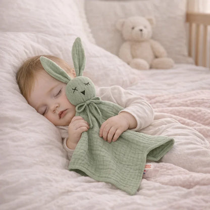 B_b_endormi_tenant_un_doudou_lapin_plat_vert_sauge_en_coton_bio_ambiance_douce