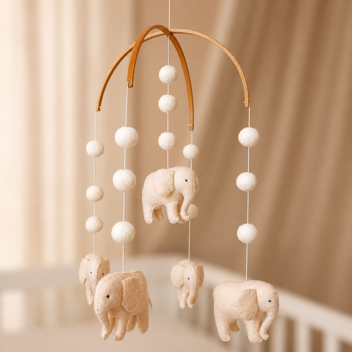 Mobile bébé artisanal Éléphants fait main suspendu dans une chambre de bébé