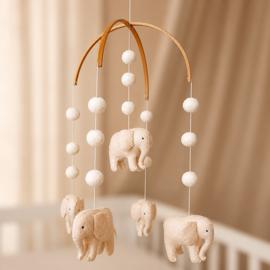 Mobile bébé artisanal Éléphants fait main suspendu dans une chambre de bébé