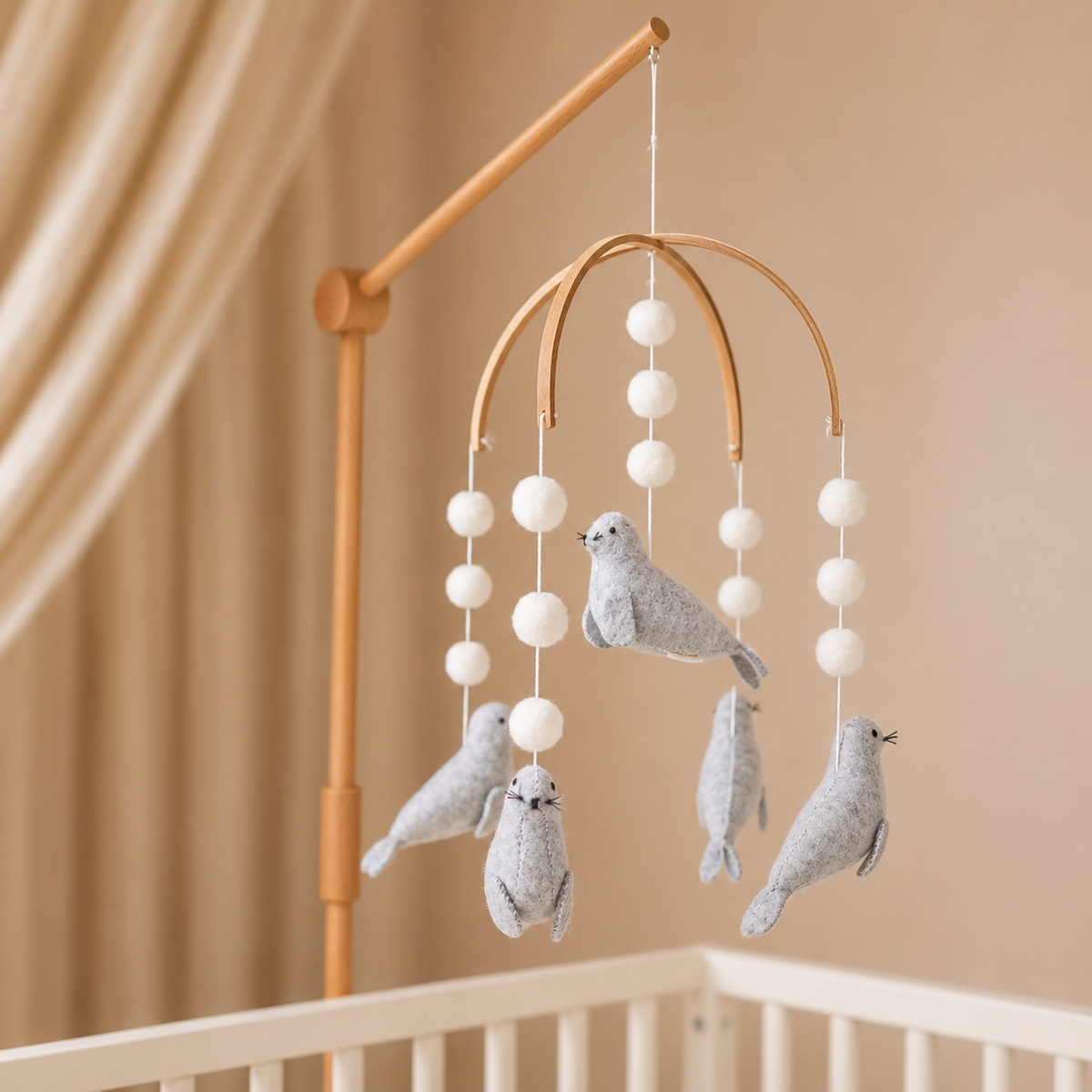 Mobile bébé Phoques fait main suspendu dans une chambre aux tons naturels