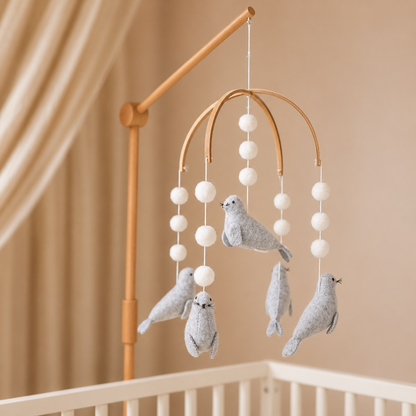 Mobile bébé Phoques fait main suspendu dans une chambre aux tons naturels