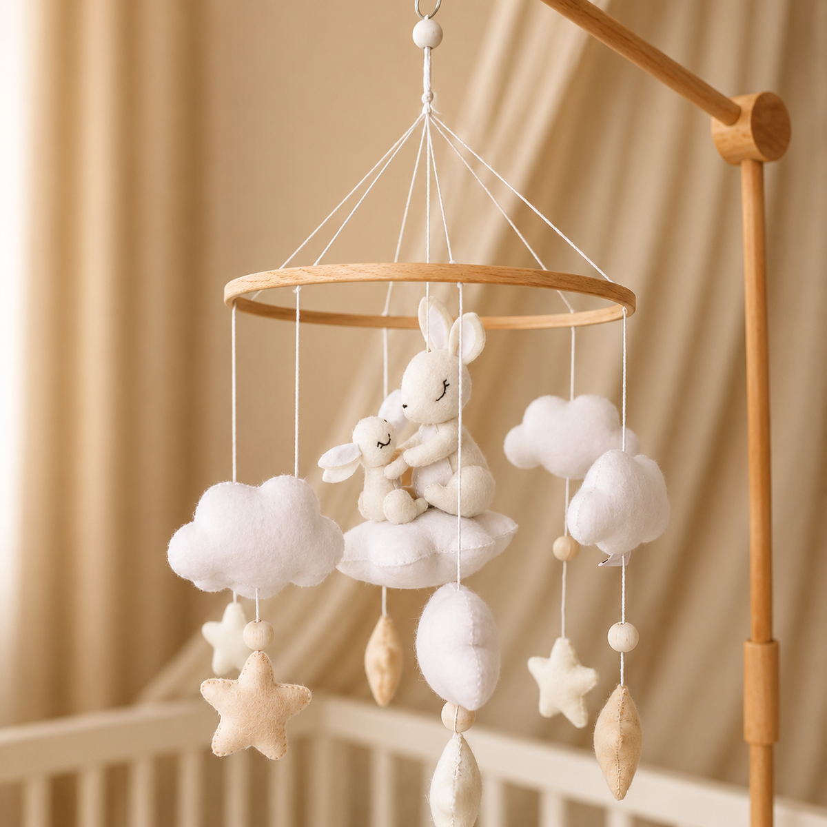 Mobile bébé artisanal Maman Lapin & Bébé avec nuages et étoiles en feutre