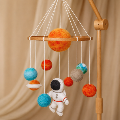 Mobile bébé artisanal Astronaute fait main avec planètes colorées