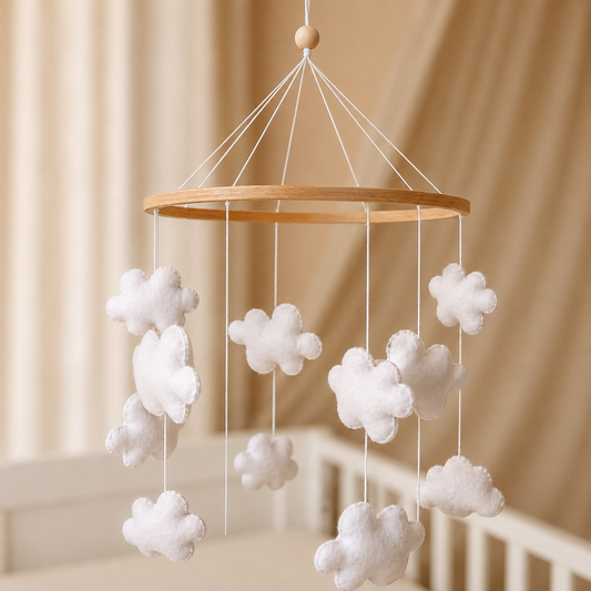 Mobile bébé artisanal Nuages présenté dans un univers doux de chambre bébé