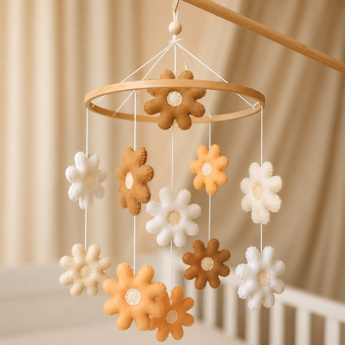 Mobile bébé artisanal Fleurs en feutre blanc, orange et brun dans une chambre aux tons naturels