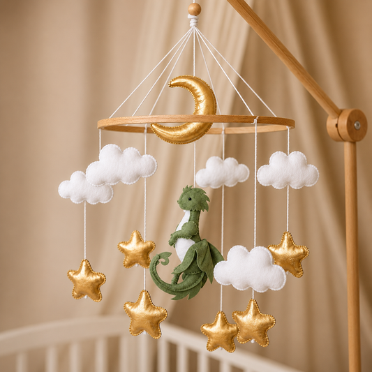 Mobile bébé artisanal Dinosaure vert avec nuages et détails dorés – Family First Baby
