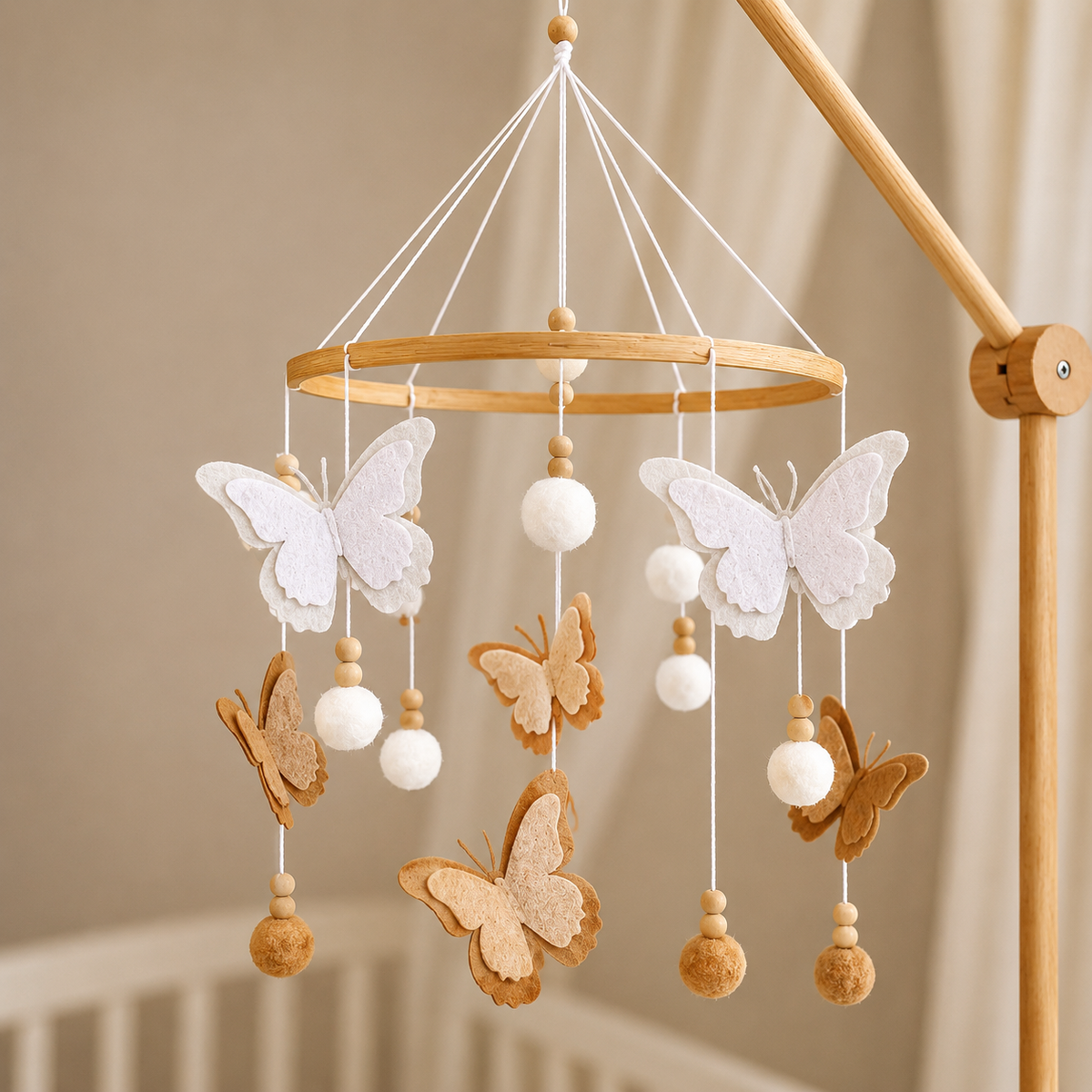 Mobile bébé artisanal Papillons suspendu dans une chambre douce aux tons naturels