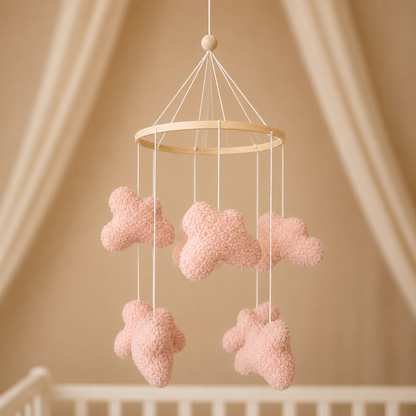 Mobile bébé Nuages bouclés roses fait main suspendu dans une chambre douce